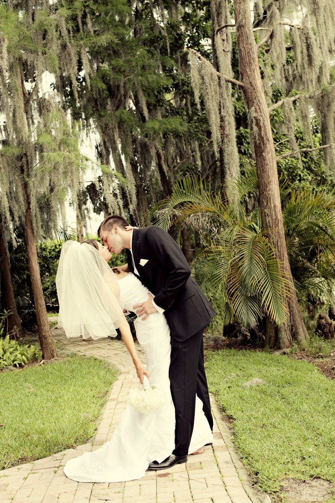 A Backyard Florida Wedding {Preceremony} via TheELD.com